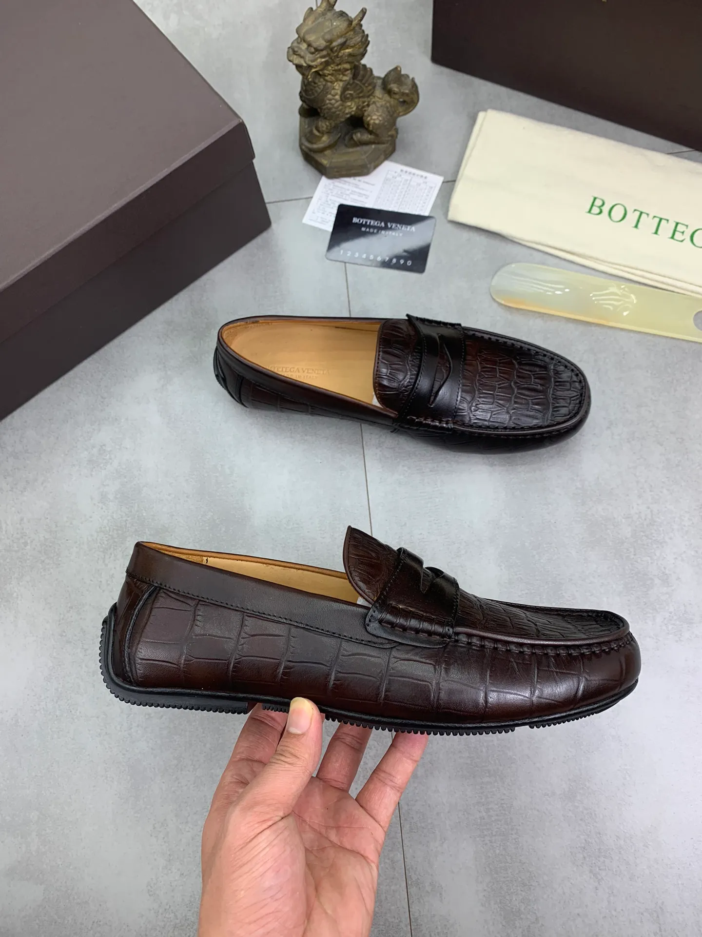 Men's shoes 💰P420 [New model] Water-dyed Niuli 💰High-quality business beanie shoes 💎💎💎 BOTTEGA VENETA official website synchronizes the latest top version of BV in the market, accepts material comparison, shoe type comparison, process comparison, practical and texture, versatile, suitable for any occasion, the more you look at it, the more it tastes. Purely hand-woven craftsmanship - Upper material, Italian 🇮🇹 imported crocodile pattern calfskin - High-quality water-dyed cowhide lining - Original private model customized outsole -Size: 39-44 (38 45 can be customized) Color: black or brown optional